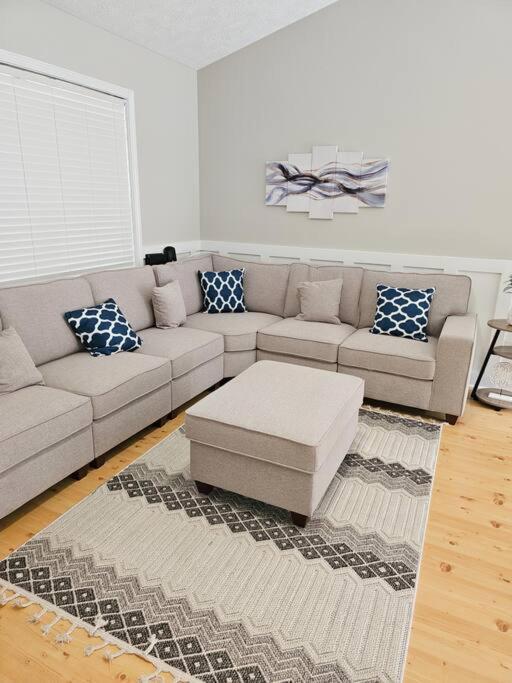 Close To The And Attractions! Perfect For Families Or Traveling Nurses! Holiday home