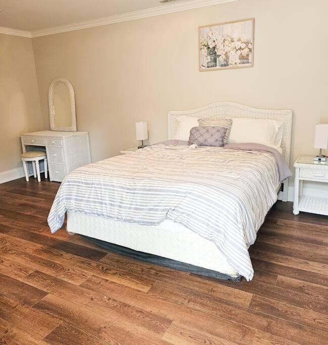Close To The And Attractions! Perfect For Families Or Traveling Nurses! Holiday home Wilmington